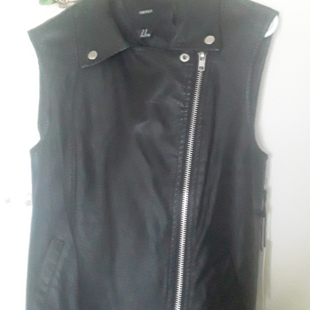 Black Faux Leather Vest. The size M. Forever 21.